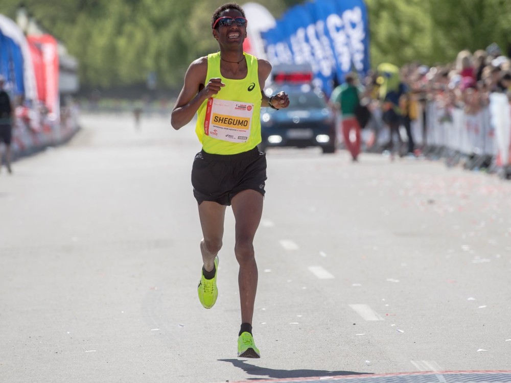 Maraton w Walencji: 2:11:40 Shegumo